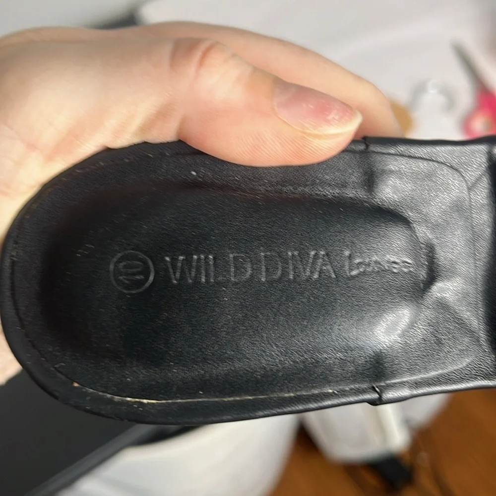Women’s Size 10 Wild Diva Small Heeled Pumps